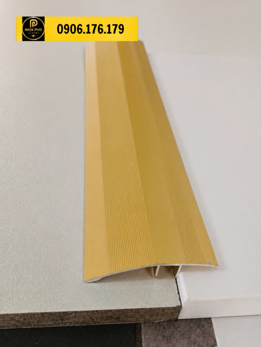 Thanh nẹp nhôm chênh cốt sàn lắp tại vị trí giao nhau giữa hai cao độ sàn khác nhau
