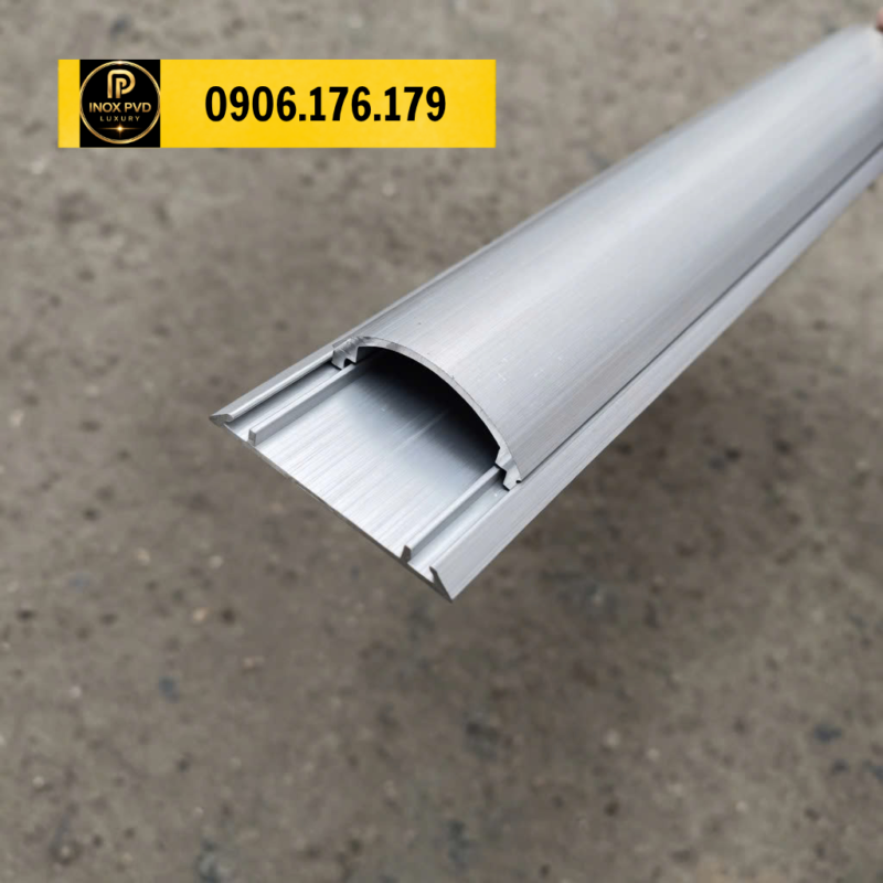 Nẹp nhôm bán nguyệt luồn dây điện giúp bảo vệ dây và tránh vấp ngã