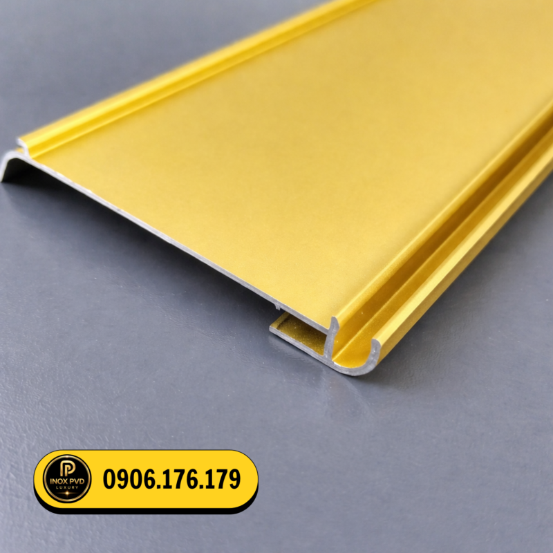 Đường sáng mảnh từ nẹp len chân tường LED trong nội thất